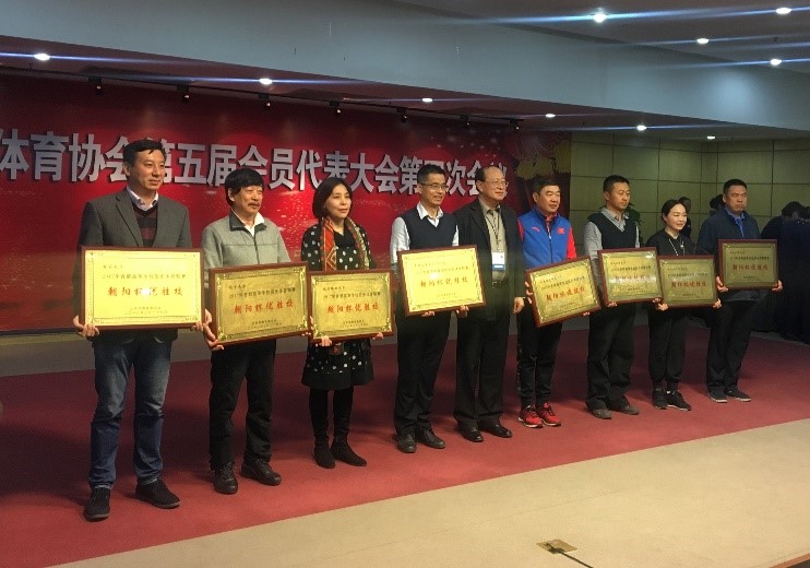 体育部党总支书记马新东(左一)领取a?朝阳杯a?奖牌