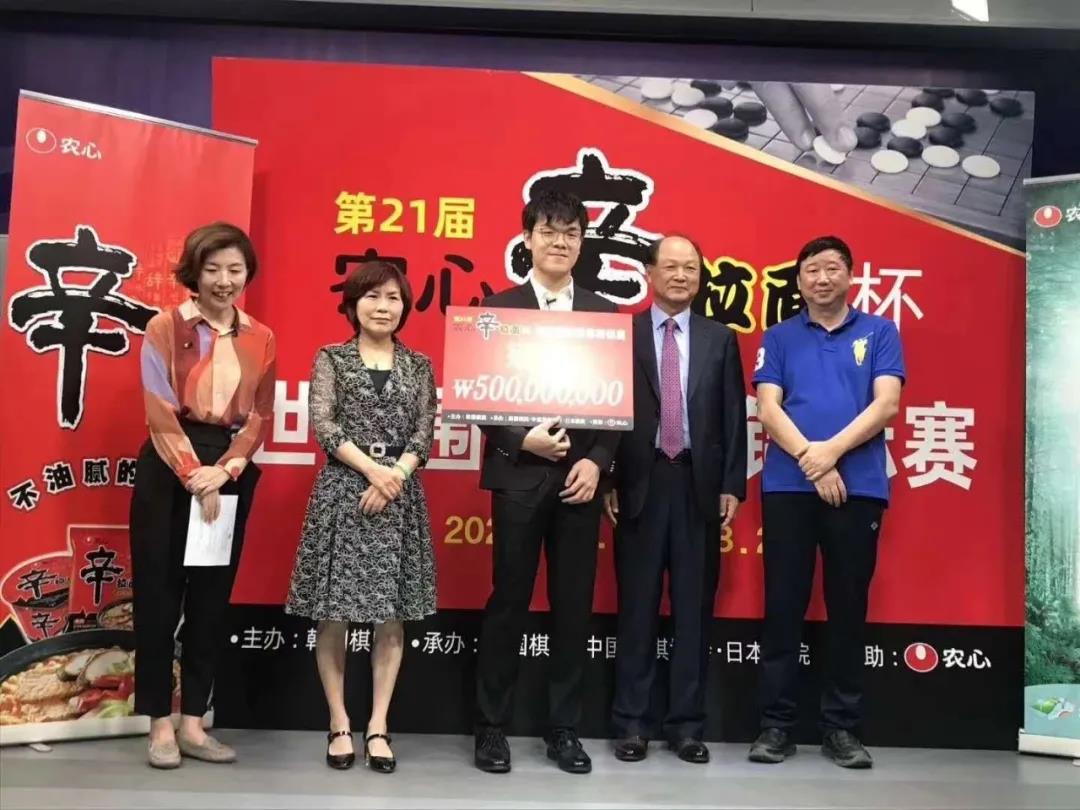 嘉宾选手合影柯洁(左三).jpg
